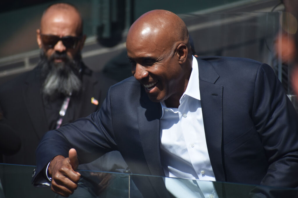 Barry Bonds give the fans a thumbs up before the Netflix Pregame Show.