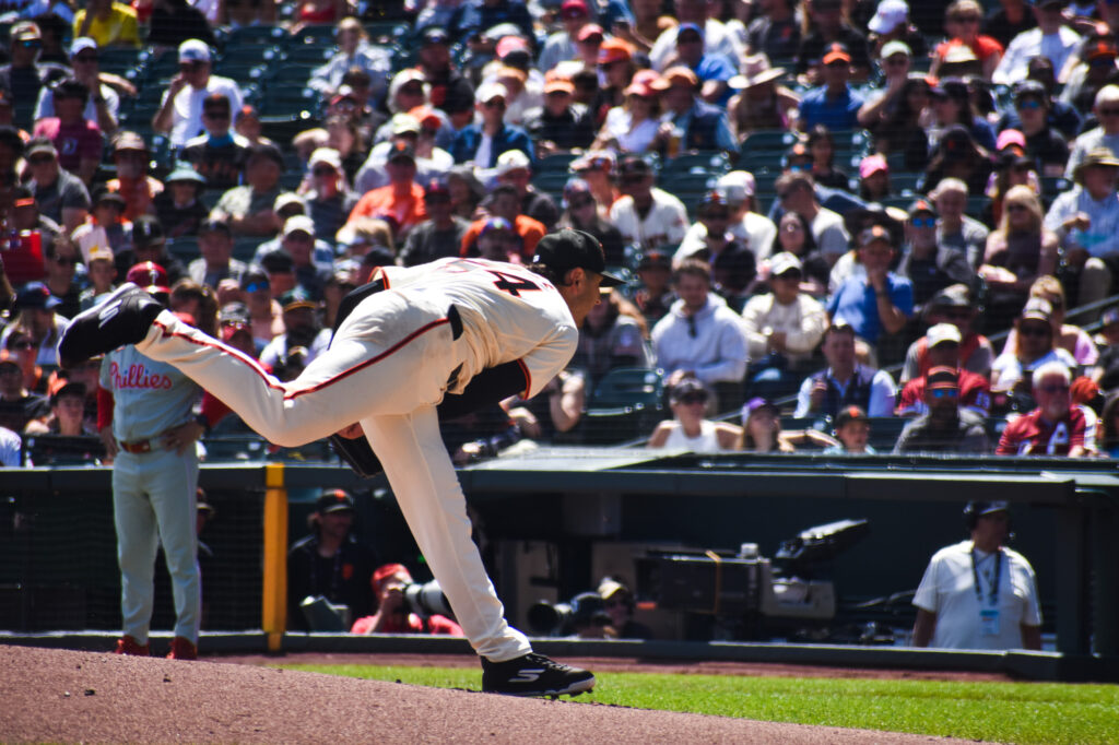 Tyler Mahle throwing a pitch